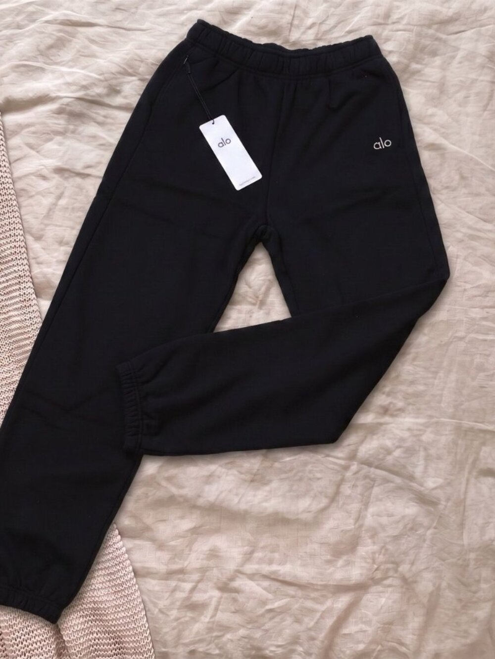 Size S | Alo Yoga Accolade Sweatpant Black - Picture 2 of 3